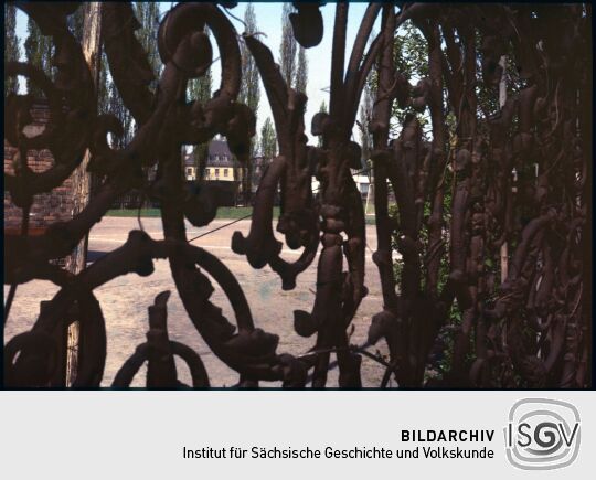 Zaungitter des Herzogin Garten an der Ostra-Allee Dresden