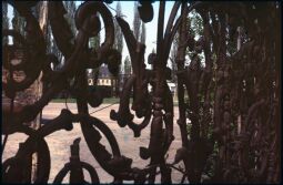 Bild: Zaungitter des Herzogin Garten an der Ostra-Allee Dresden