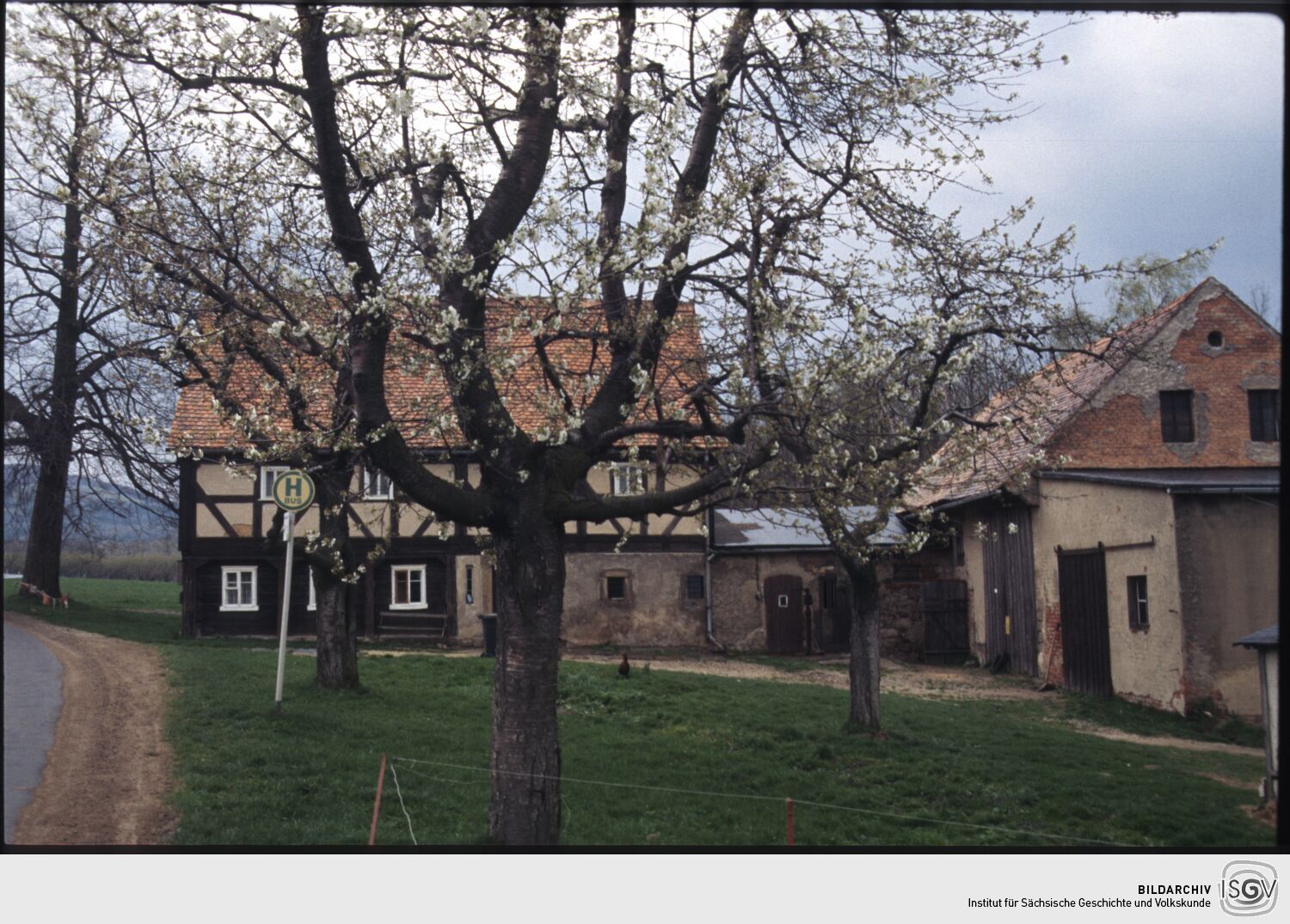 Hof mit Umgebindehaus und Bushaltestelle Saalendorf 4 ISGV Bildarchiv
