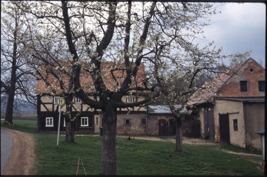 Hof mit Umgebindehaus und Bushaltestelle Saalendorf 4