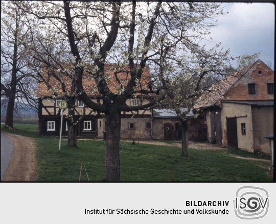 Hof mit Umgebindehaus und Bushaltestelle Saalendorf 4