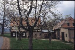 Bild: Hof mit Umgebindehaus und Bushaltestelle Saalendorf 4