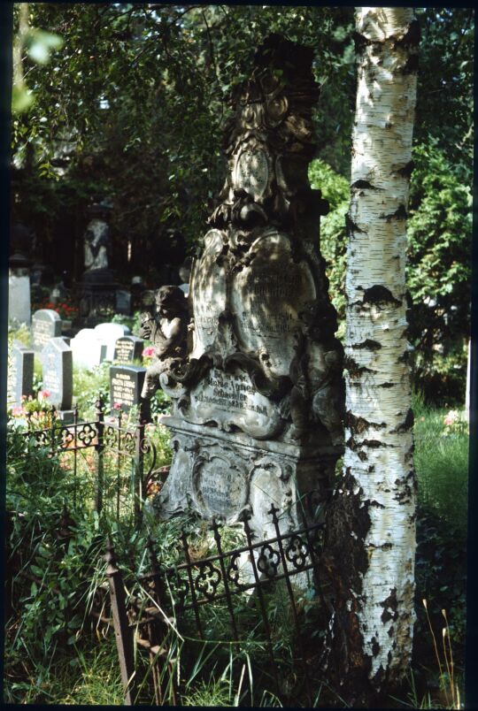 Grab mit Rokokokartuschen auf dem Neustädter Fridehof Dresden
