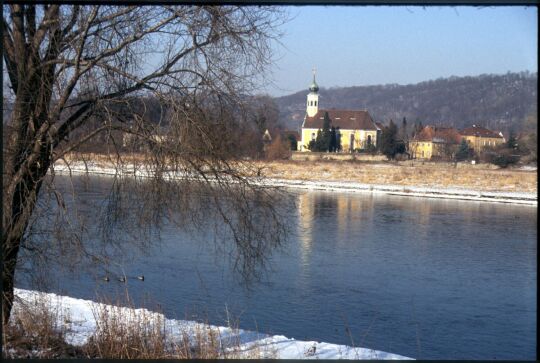Blick zur Kirche Maria am Wasser in Hosterwitz