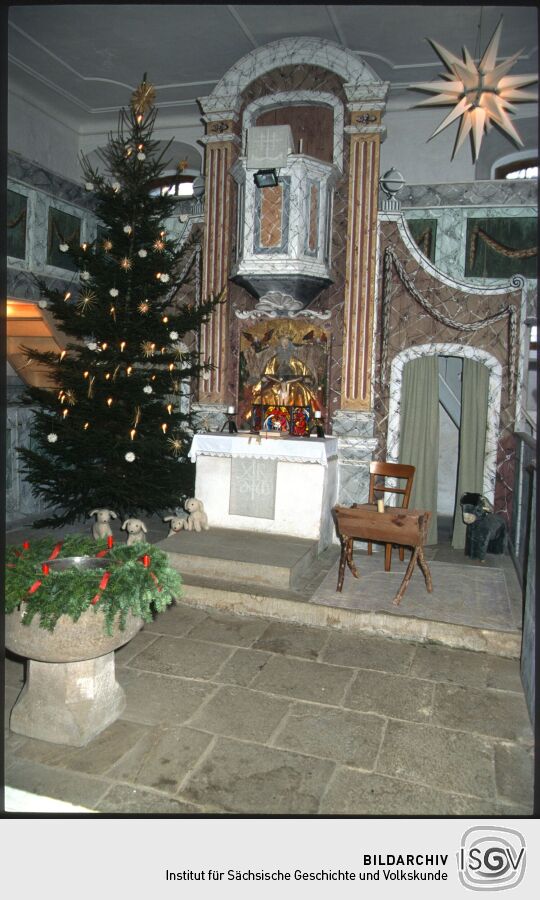 Kanzelaltar der Kirche Kleinröhrsdorf mit Weihnachtsschmuck