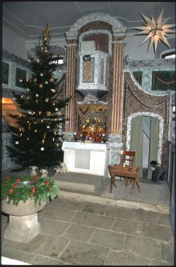 Bild: Kanzelaltar der Kirche Kleinröhrsdorf mit Weihnachtsschmuck