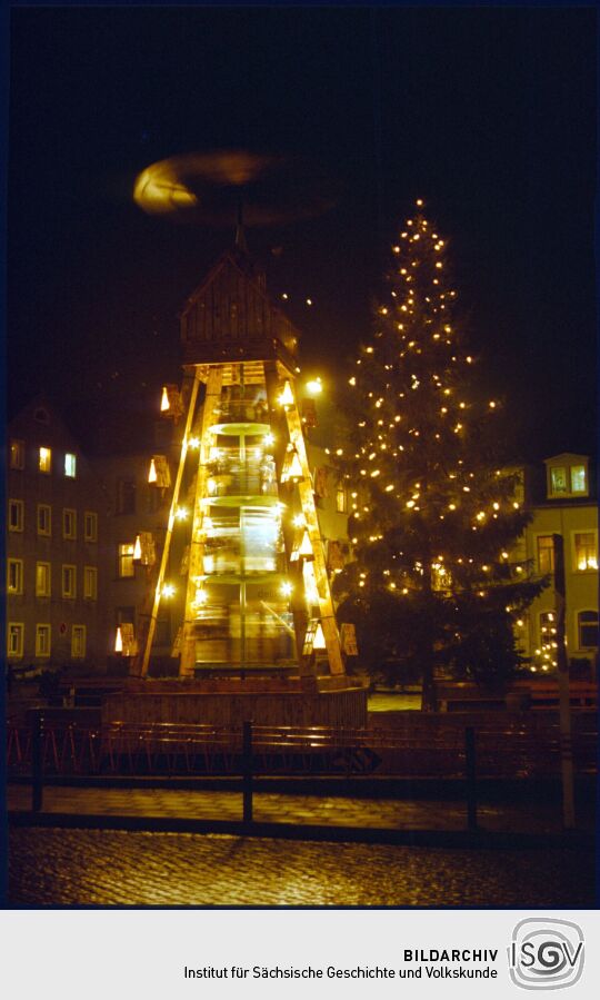 Weihnachtspyramide auf dem nächtlichen Markt Ehrenfriedersdorf