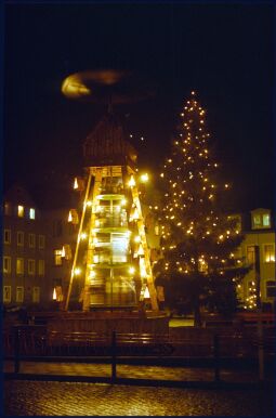 Bild: Weihnachtspyramide auf dem nächtlichen Markt Ehrenfriedersdorf