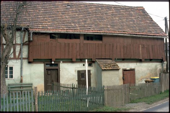 Gebäude mit einem Laubengang im ersten Stock in Georgewitz