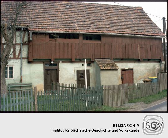 Gebäude mit einem Laubengang im ersten Stock in Georgewitz