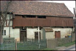 Bild: Gebäude mit einem Laubengang im ersten Stock in Georgewitz