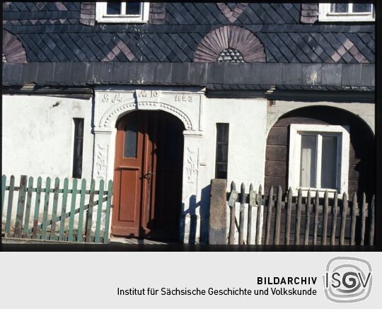 Hauseingang eines Umgebindehauses in Leutersdorf mit klassizistischer Einfassung