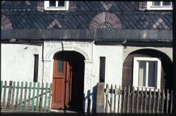 Bild: Hauseingang eines Umgebindehauses in Leutersdorf mit klassizistischer Einfassung