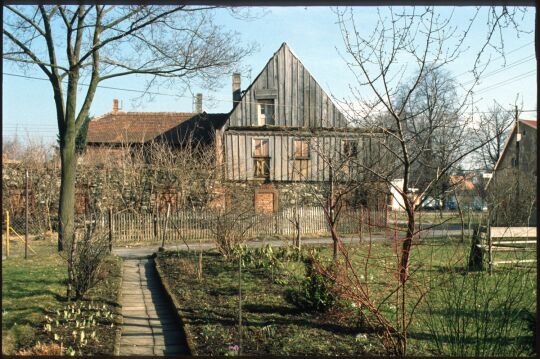 Blick auf ein Gebäude in Leutersdorf mit zugemauerten Fenstern