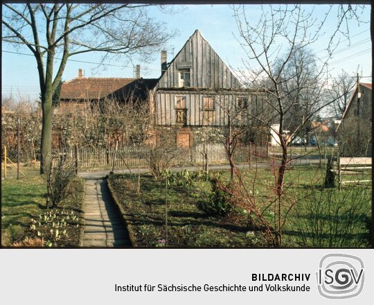 Blick auf ein Gebäude in Leutersdorf mit zugemauerten Fenstern