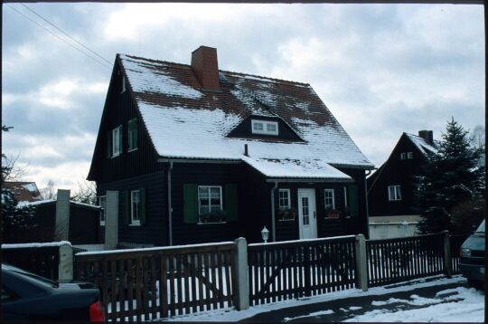 Verschneites Holzhaus in der Gartestadt Hellerau auf dem Sand