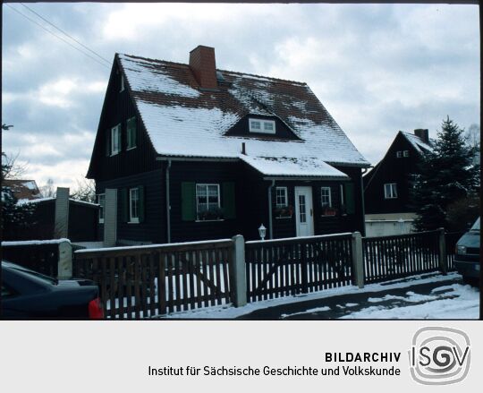 Verschneites Holzhaus in der Gartestadt Hellerau auf dem Sand