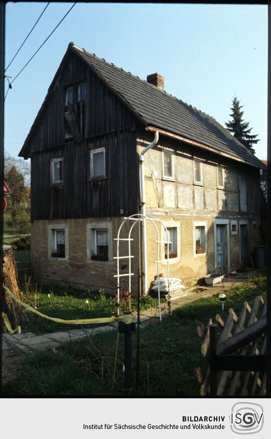 Fachwerkgebäude mit verbettertem Giebel in Bühlau