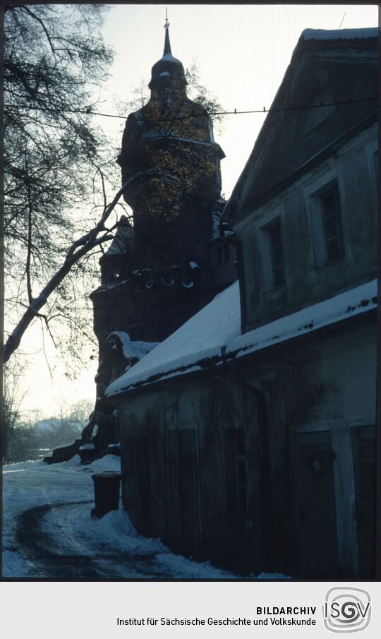 Blick zum Turm des verschneiten Schloss Elstra