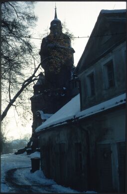 Bild: Blick zum Turm des verschneiten Schloss Elstra