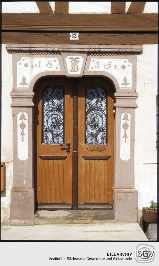Haustür mit klassizistischer Steineinfassung in Jonsdorf