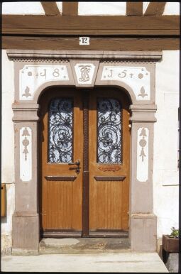 Bild: Haustür mit klassizistischer Steineinfassung in Jonsdorf
