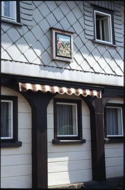 Bild: Sonnenuhr an der verschieferten Wand eines Umgebindehauses