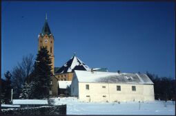Bild: Blick zur verschneiten Kirche in Lichtenberg