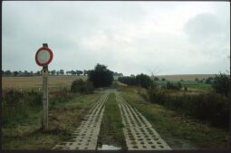 Bild: Betonplattenwag an der ehemaligen Grenze bei Posseck