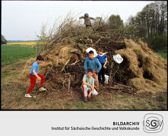 Kinder als Bewacher des Hexenfeuers für die Walpurgisnacht