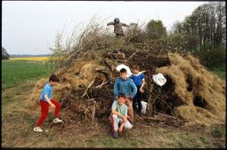 Bild: Kinder als Bewacher des Hexenfeuers für die Walpurgisnacht