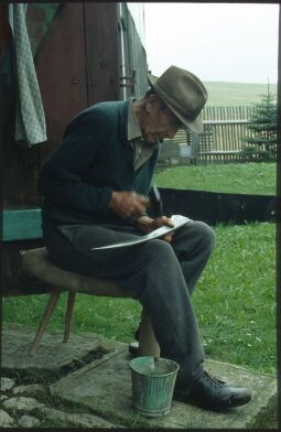 Bild: Bauer beim Dengel eines Sensenblatt in Marieney im Vogtland