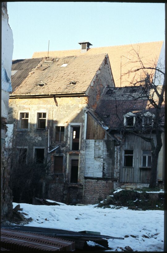 Marodes Gebäude in einem verschneiten Hinterhof in Freiberg
