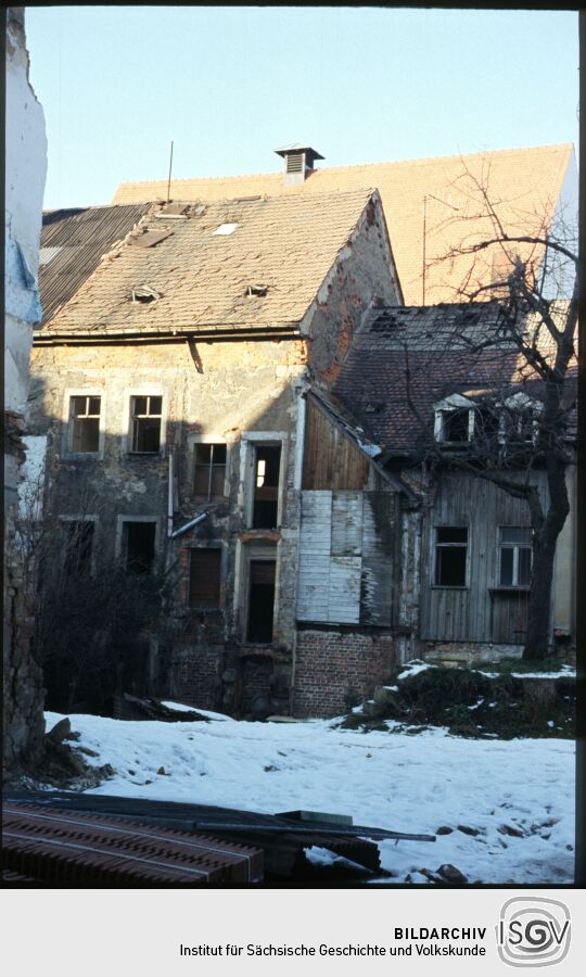 Marodes Gebäude in einem verschneiten Hinterhof in Freiberg