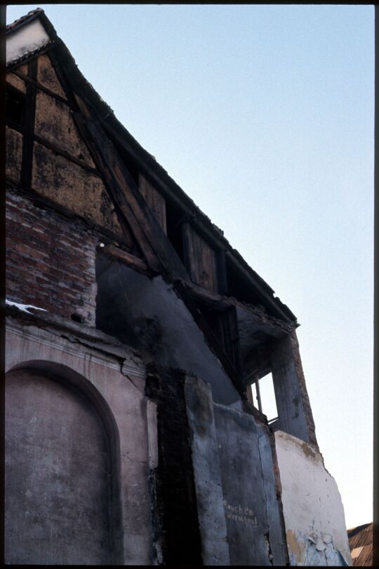 Blick auf einen schadhaften Giebel an einem Freiberger Gebäude