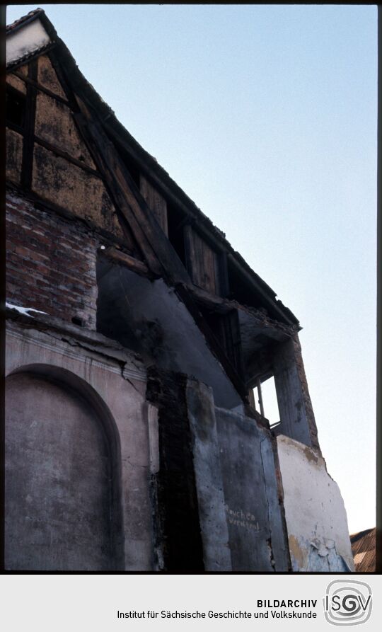 Blick auf einen schadhaften Giebel an einem Freiberger Gebäude