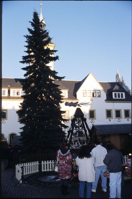 Weihnachtsbaum und -pyramide vor dem Freiberger Rathaus