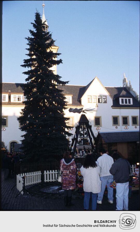 Weihnachtsbaum und -pyramide vor dem Freiberger Rathaus