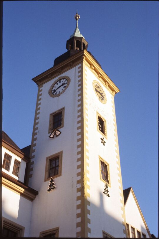 Weihnachtlich geschmückter Turm des Freiberger Rathauses