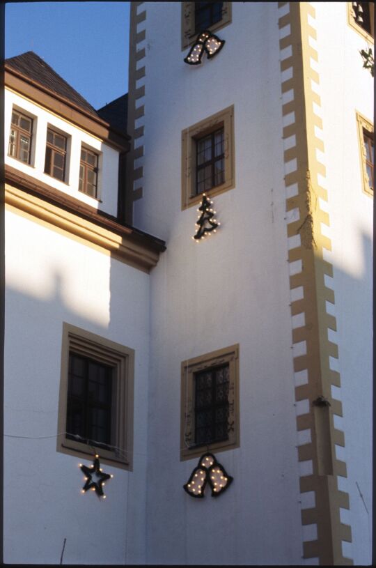 Weihnachtsschmuck am Turm des Freiberger Rathauses