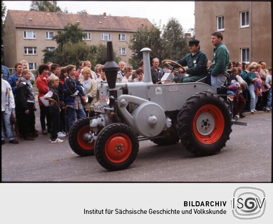 Historischer Traktor beim Festumzug zum Tag der Sachsen Rochlitz
