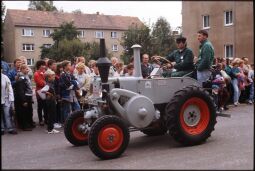 Bild: Historischer Traktor beim Festumzug zum Tag der Sachsen Rochlitz