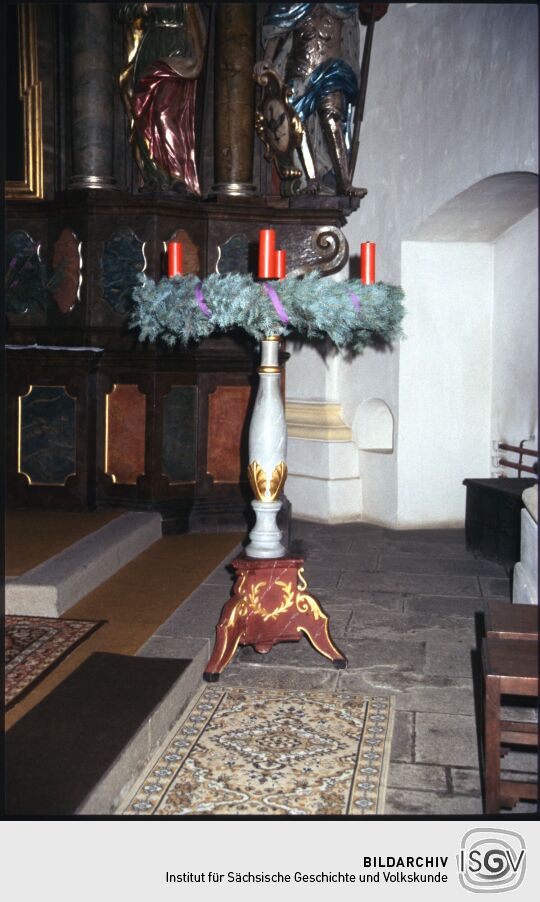 Adventskranz in der Kirche St Mariä Himmelfahrt in Schirgiswalde