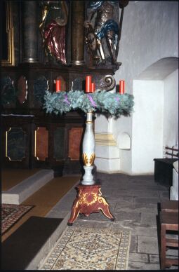 Bild: Adventskranz in der Kirche St Mariä Himmelfahrt in Schirgiswalde