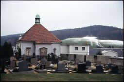 Bild: Friedhof mit Aufbahrungshalle in Schirgiswalde 1996