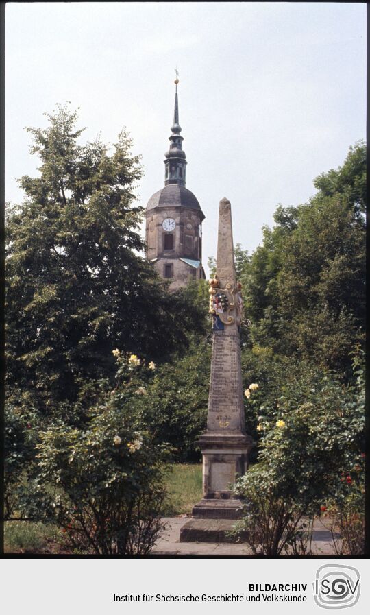 Postdistanzsäule vor dem Kirchturm in Dohna