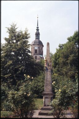 Bild: Postdistanzsäule vor dem Kirchturm in Dohna