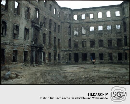 Im Innenhof der Ruine des Taschenbergpalais