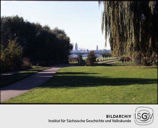 Blick aus dem Bereich der Priesnitzmündung zur Dresdner Altstadt