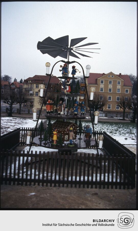 Weihnachtspyramide  vor dem Rathaus in Großröhrsdorf